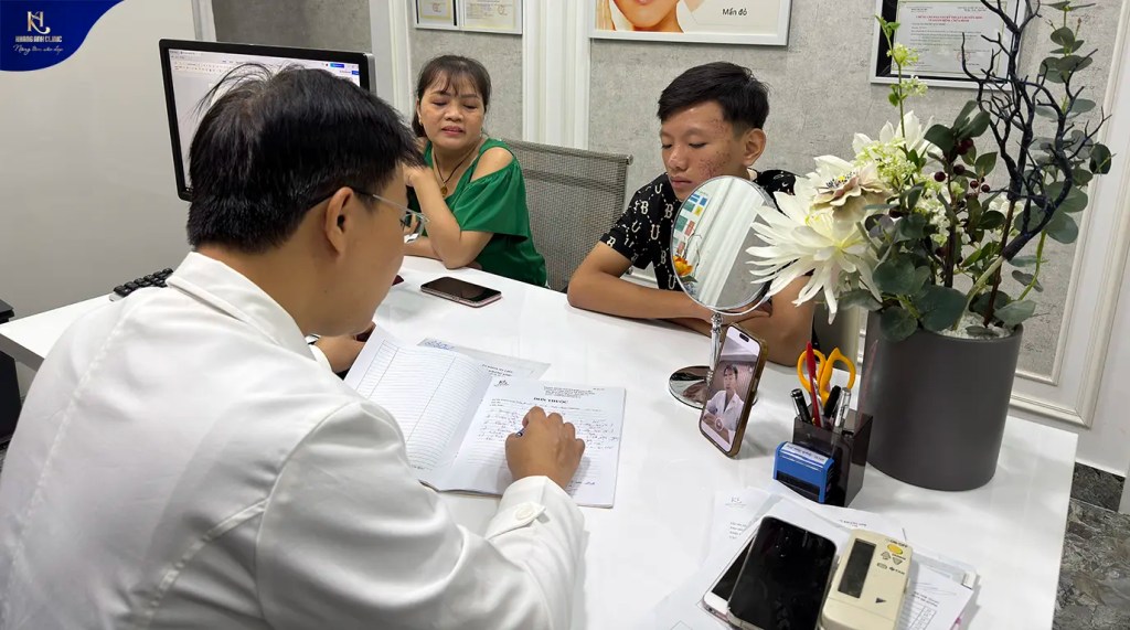 Khi nào cần đi khám mụn trứng cá tuổi dậy thì?